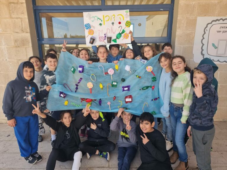 ילדים מתנדבים בבית ספר יסודי